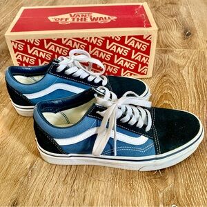 **SOLD** Vans Old Skool Sneakers Women’s 6/Mens 4.5